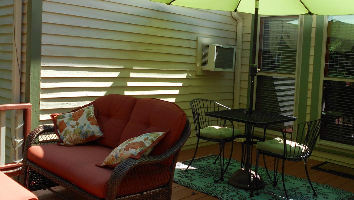 Eureka Springs Bed and Breakfast Bed and Breakfast garden area outside Gabriel's Apartment