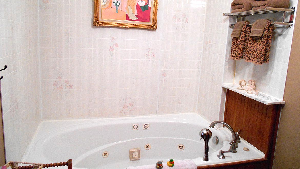 Eureka Springs Bed and Breakfast Bed and Breakfast Jacuzzi tub, Gabriel's Apartment
